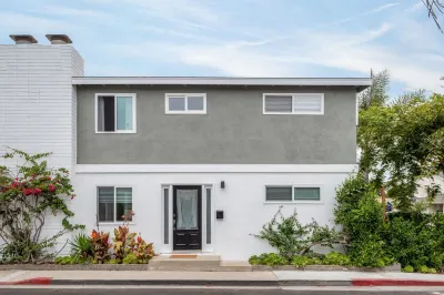Newly Renovated Casual Modern Home Steps to Beach Hotels near Newport Beach Pier