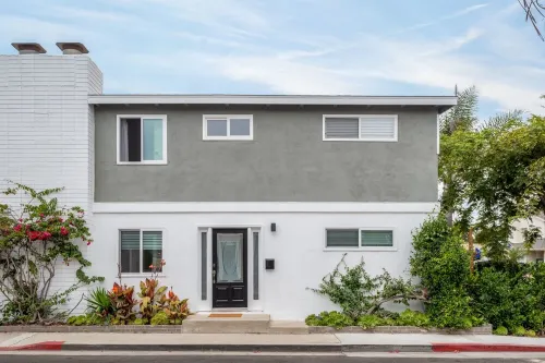 Gorgeous Casual and Comfortable Modern Home. Perfect Location Just Steps to Sand