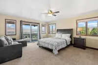 Wenatchee Mansion. 6500 sqft, pool, hot tub, 7 BR, theater, billiards and more!