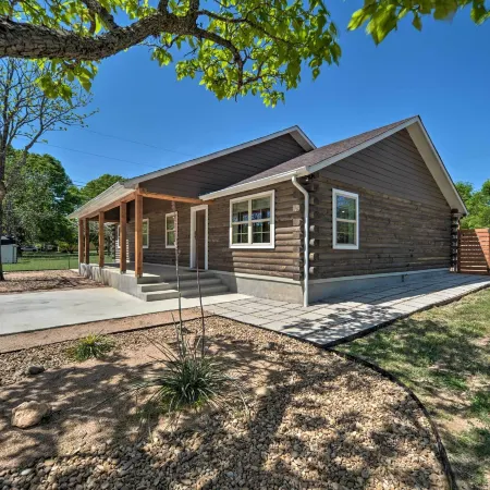 Gorgeous Cabin w/ Pergolas, Walk to River!