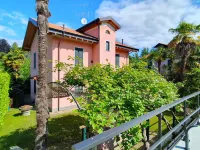 Elegant Villa with private garden in Castello Hotels in Castelveccana