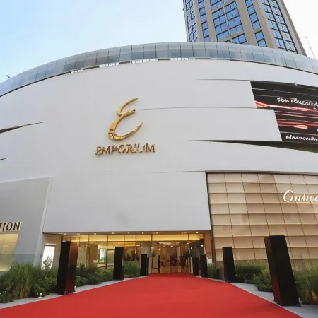 Admiral Suites Bangkok Отели рядом с достопримечательностью «Торговый центр EmQuartier»