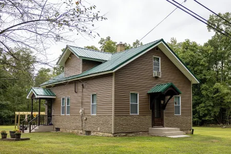 Charming 2-bedroom house in rural Sigel Pa close to state parks
