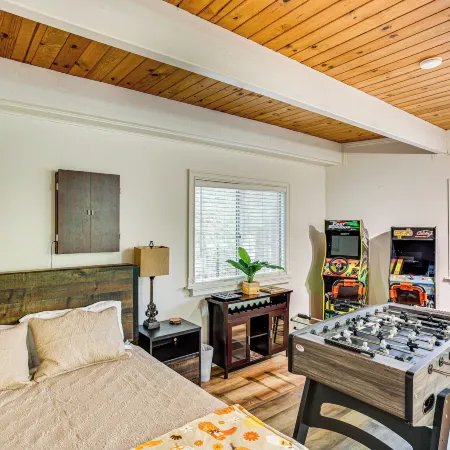 1 Mi to Lake Arrowhead Village! Cozy Fall Escape