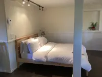 Centrally located private studio in Chemainus Hotels in Chemainus