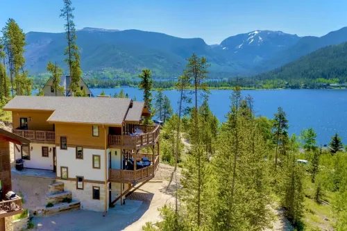 Ski Shores: the Chalet 3 Bedroom Cabin by RedAwning