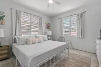 Town Treasure - King Bed - Walkable - AC فنادق في 