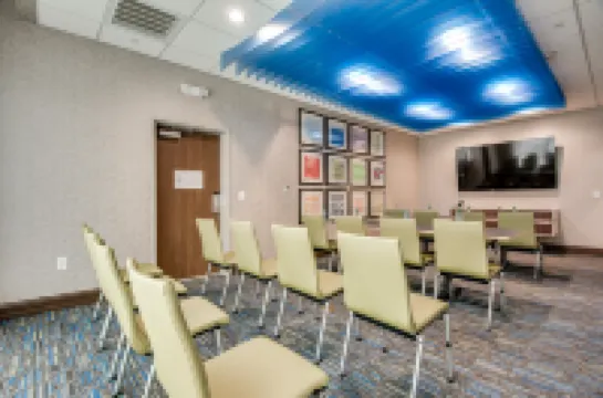 Holiday Inn Express & Suites DALLAS NORTH - ADDISON by IHG
