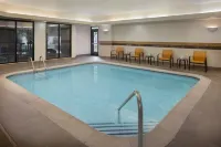 Courtyard Springfield Airport - Swimmingpools
