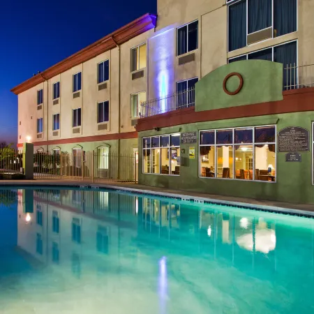Holiday Inn Express & Suites LIVE OAK by IHG