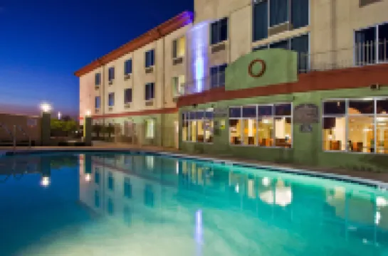 Holiday Inn Express & Suites LIVE OAK by IHG