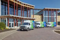 Holiday Inn Express & Suites MADISON-VERONA by IHG - parking