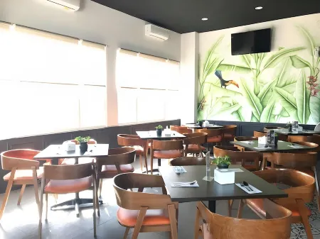 Front One Inn Kediri Отели в г. Кедири