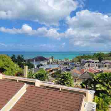 Seaview Paradise - Sleeps 3 - Pool - Parking Rooms