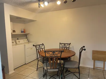 2-bedroom townhouse in fantastic Lauderhill, Kings