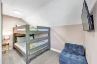 Riverfront Dock and Hot Tub - Stunning Modern Retreat Hotels in Oconto