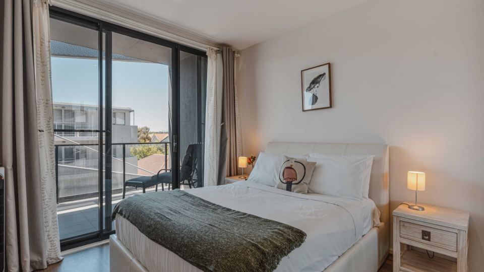 Lonsdale St 1-Bed Unit with Study Area and Parking