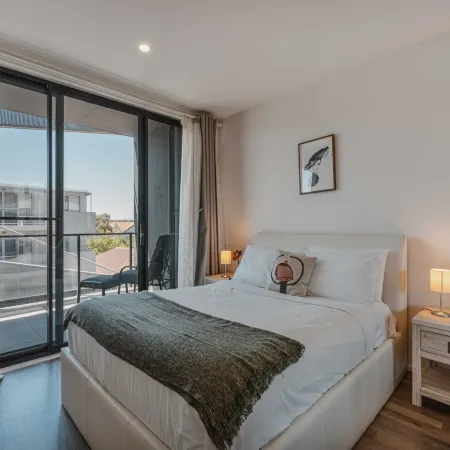 Lonsdale St 1-Bed Unit with Study Area and Parking