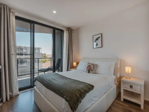 Lonsdale St 1-Bed Unit with Study Area and Parking