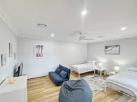 4-Bed Beach House with Garden & Alfresco Dining Hotels in Broulee