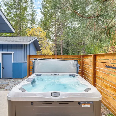 2 Mi to Payette Lake: Charming Cottage w/ Hot Tub!