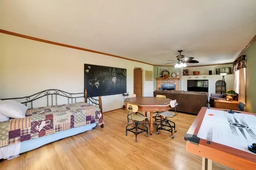 Fall Hikes & Hot Tub: Garden of the Gods Retreat - Homestays