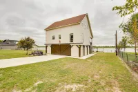 Lake Granbury Fishing Escape w/ Dock & Kayaks! - 3 stjerner