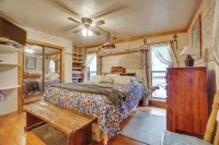 Roots Rustic Retreat Tree-Lined Cabin in McCall - Spa