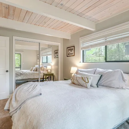 Family Cabin in Blue Lake Springs, Near Town!