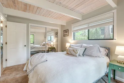 Family Cabin in Blue Lake Springs, Near Town! - Gym