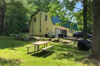 Secluded Home w/ Fire Pit, 8 Mi to Cannon Mountain - Wi-Fi