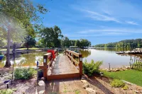 4BR Lakefront Retreat w/ Furnished Deck, Dock - 3 tähden