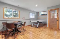 Spacious 6-Bed 3-Bath Retreat Next to park—ideal for Family & Group Getaways