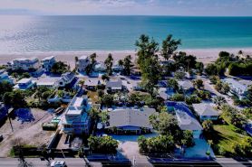Charming Ground Level Resort Style 3 unit Condo  - unit C