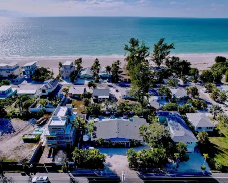 Charming Ground Level Resort Style 3 unit Condo  - unit C Hotels in Holmes Beach