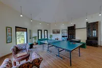 8Fold-Pinecrest by LaRiSa, Bhimtal - موقف سيارات