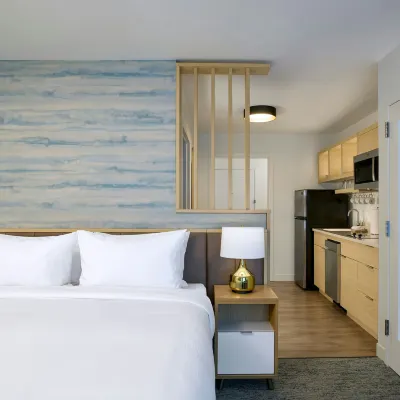 TownePlace Suites by Marriott Montreal Airport Отели рядом с достопримечательностью «Главный офис компании Air Canada»