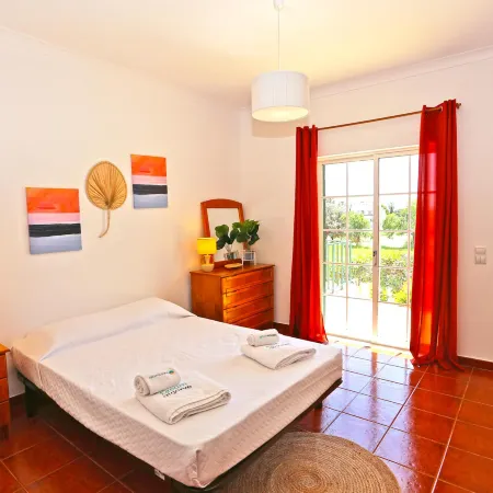 U 02 - Bedroom 2 in Casa Quinta Estação Отели рядом с достопримечательностью «Пляж Луш»