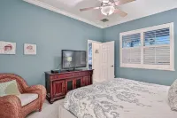 Elegant Waterfront Condo With Central AC, Balcony, and Shared Pools & hot Tubs - balcón