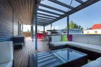 Lknz Lodge & Cafe - parking