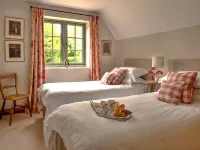 Cottage in Cotswolds With Private Pool Access