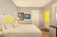 Key West Style Apartment - with pool/hot-tub