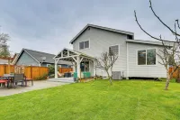 Patio Oasis! Contemporary Tacoma Hideout - Kitchen
