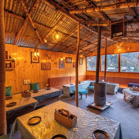 Beholden Stay & Cafe - Mountain View Boutique Stay in Old Manali