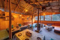 Beholden Stay & Cafe - Mountain View Boutique Stay in Old Manali