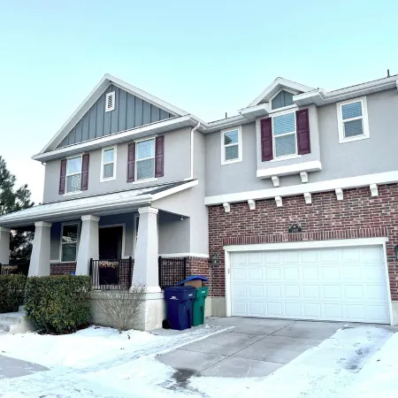 Beautiful and Clean Sandy Home close to Trax Station