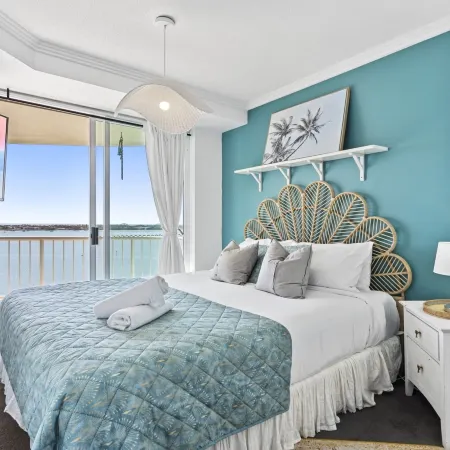 Bright 2 Bed Apartment With Ocean Views