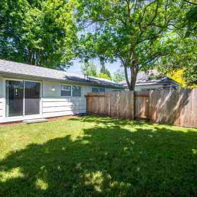 Snug Spot 68 - Close To Downtown & Autzen 1 Bedroom Studio Hotel Exterior