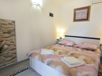 Compact studio stay with sea views and BBQ