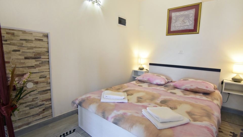 Compact studio stay with sea views and BBQ
